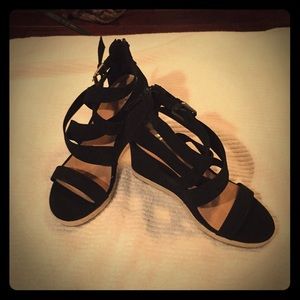 Black wedges